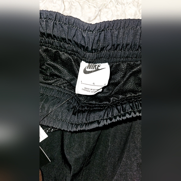 New Nike standard fit tapered leg regular length joggers/pants, size Large - Picture 4 of 7